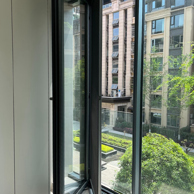 Fereastră cu baton spre interior